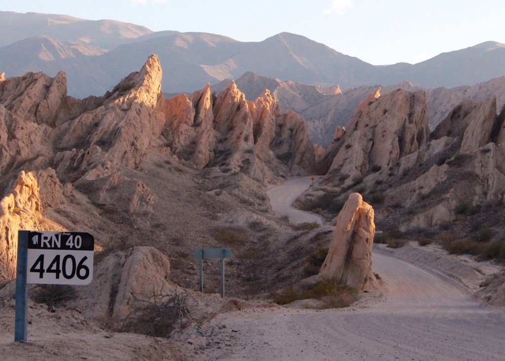 Quebrada de las Flechas at sunset – the picture is straight, the rocks are not!